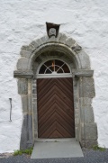 Side entryway. Note the different patterns on the entablatures just below the arch.